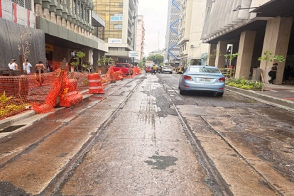 Obras en el centro de Guayaquil dejan al descubierto rieles históricos.