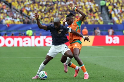 Enner Valencia disputa un balón con un rival de Costa de Marfil.