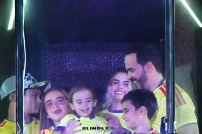 El ultraderechista Abelardo de la Espriella ganador de la segunda vuelta presidencial de este domingo en Colombia celebra con su familia