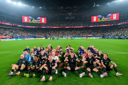 Los jugadores de la Selección de Noruega hicieron el "remo vikingo".