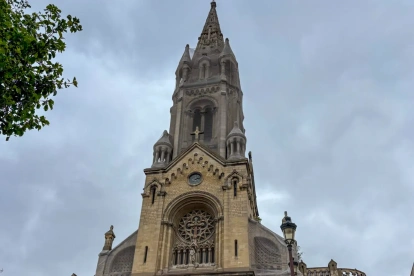 En la imagen, fachada de la iglesia decimonónica en la que han anidado dichas aves, en el barrio parisino de Ménilmontant.