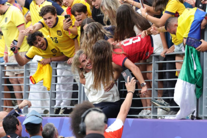 El técnico ecuatoriano Sebastián Beccacece abrazado por los hinchas que lo resistían.