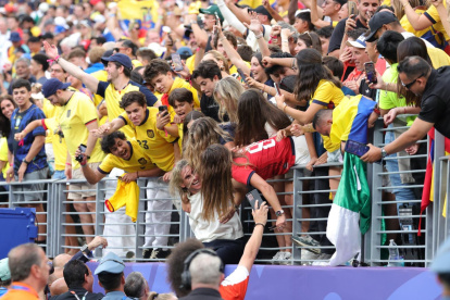 El técnico ecuatoriano Sebastián Beccacece abrazado por los hinchas que lo resistían.