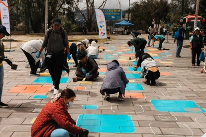 Estudiantes, artistas y gestores culturales participaron en la elaboración de los murales que transforman la fachada del Terminal Terrestre de Ingahurco.