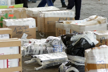 Una foto referencial que muestra la cantidad de cintas que se pone en las cajas para enviar.