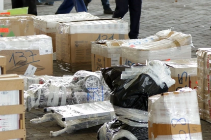 Una foto referencial que muestra la cantidad de cintas que se pone en las cajas para enviar.
