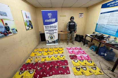 Parte de los uniformes de las selecciones que la Aduana aprehendió.