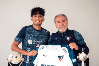 Frangoy Zambrano nuevo jugador de Liga de Quito e Issac Álvarez presidente del equipo.