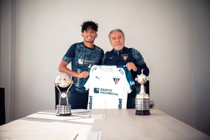 Frangoy Zambrano nuevo jugador de Liga de Quito e Issac Álvarez presidente del equipo.