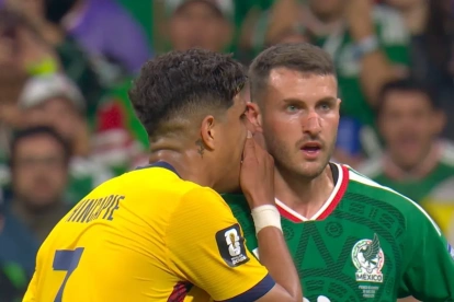 Piero Hincapié fue expulsado tras taparse la boca delante de Santiago Giménez en los minutos finales del Ecuador vs. México.