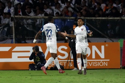Futbolistas de Liga de Quito festejan un gol en un partido de la LigaPro 2026.