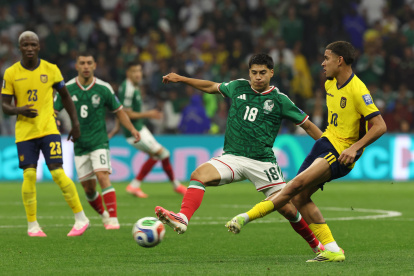 Obed Vargas (c) de México disputa un balón con Kendry Páez (d) de Ecuador en el reciente partido donde la Tri quedó eliminada del Mundial.