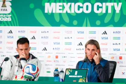 Sebastián Beccacece (d) dejó a la selección de Ecuador al ser eliminado del Mundial 2026.
