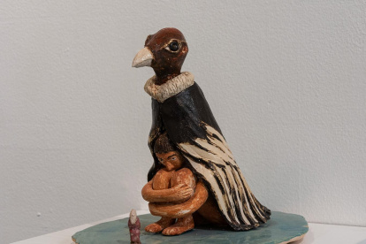 A través de la escultura, el artista entra en diálogo con los ritmos, residuos y fluctuaciones del Machángara.