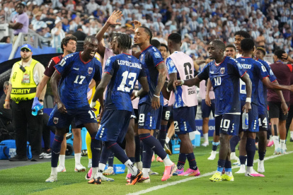 Jugadores de Cabo Verde celebraron el gol de Sidny Lopes Cabral ante Argentina.