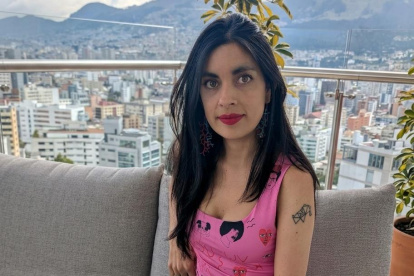 Anabel Llerena es cineasta e ilustradora ecuatoriana. Creó la página La Cuca Ilustrada, desde donde surgieron sus dos novelas gráficas.