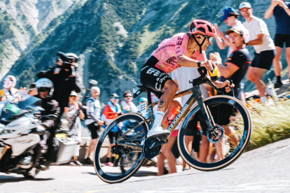 El ecuatoriano Richard Carapaz durante uno de los trayectos de etapa del Tour de Francia.