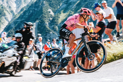 El ecuatoriano Richard Carapaz durante uno de los trayectos de etapa del Tour de Francia.
