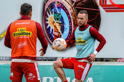 Técnico Universitario visita a Orense en el estadio 9 de Mayo.