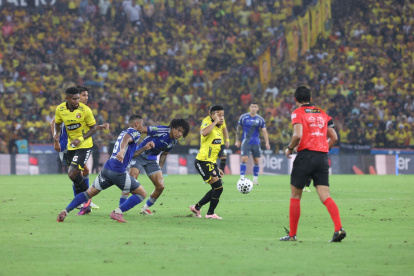 Emelec buscará romper su mala racha como local frente a Barcelona SC en el Clásico del Astillero 239.