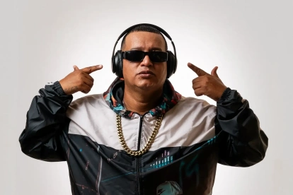 Actualmente, el artista se desempeña como DJ oficial del cantante ecuatoriano Waldokinc El Troyano.