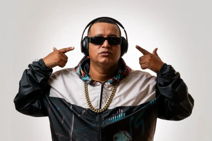 Actualmente, el artista se desempeña como DJ oficial del cantante ecuatoriano Waldokinc El Troyano.