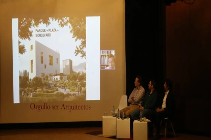El arquitecto español Arturo Campo Baeza y los ecuatorianos Mateo Granja y Kenny Espinoza presentaron los pormenores del diseño en el Colegio de Arquitectos de Pichincha.