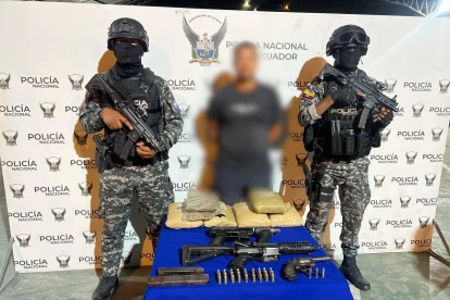 Alias El Gato fue detenido durante un allanamiento en Rioverde, donde también se decomisaron armas, municiones y marihuana.