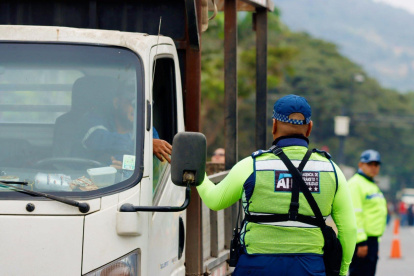 MIEMBRO DE LA AGENCIA DE TRÁNSITO Y MOVILIDAD (ATM) PARTICIPA EN UN OPERATIVO REALIZADO EN GUAYAQUIL, EN JUNIO DEL 2026 AG-EXPRESO