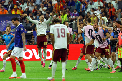 Jugadores de la selección española tras el pitazo final del partido ante Francia que terminó 2-0.