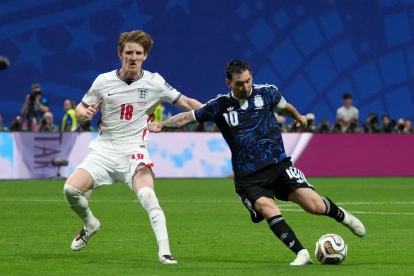 Lionel Messi (d) completa un remate al arco ante los ingleses.