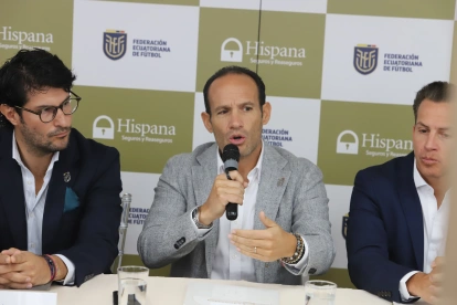Francisco Egas (c), principal directivo de la Federación Ecuatoriana de Fútbol.