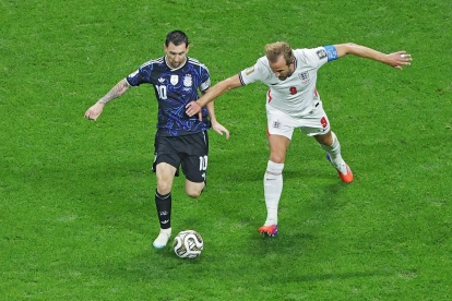 Lionel Messi (i) supera la marca de Harry Kane.