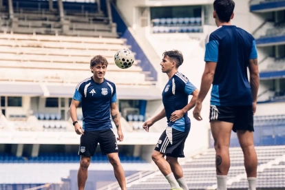 Luka Klimowicz (i) comandará la delantera de Emelec ante Orense.