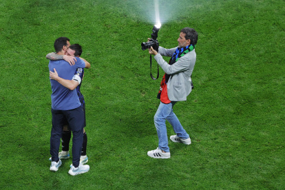 El director técnico argentino Lionel Scaloni se fundió en un abrazo de felicitación con Lionel Messi tras la derrota ante los inlgeses.