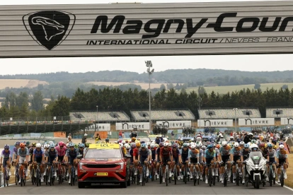 Los ciclistas recorren el Circuito Nevers Magny-Cours durante el inicio de la etapa 12 del Tour de Francia.