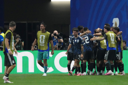 Jugadores de Argentina celebran en el partido de semifinales del Mundial tras vencer a Inglaerra 2-1.