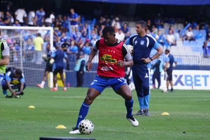 Romario Caicedo en el calentamiento de Emelec, previo a un partido de LigaPro 2026.