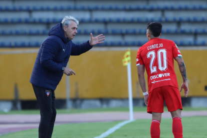 Tiago Nunes dirigiendo Liga de Quito en su último partido ante Universidad Católica, el miércoles, donde perdió 1-0.