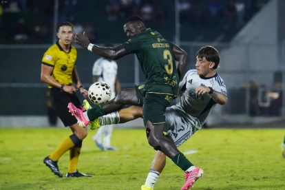 Luca Klimovicz (d) es el goleador de Emelec con 4 goles, en 19 fechas disputadas de la LigaPro.
