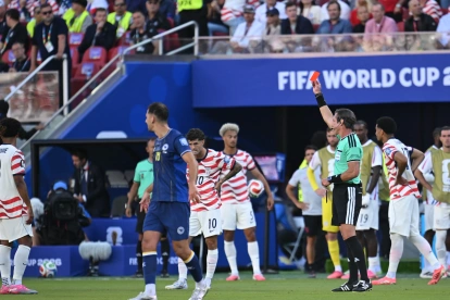 El árbitro brasileño Raphael Claus (d) dirigió Estados Unidos vs. Bosnia, en el Mundial 2026.