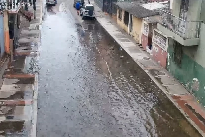 Acumulación de agua en una intersección de la calle 10 de Agosto.
