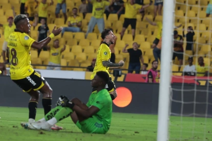 Darío Benedetto celebró el gol del empate de Barcelona SC ante Guayaquil City.