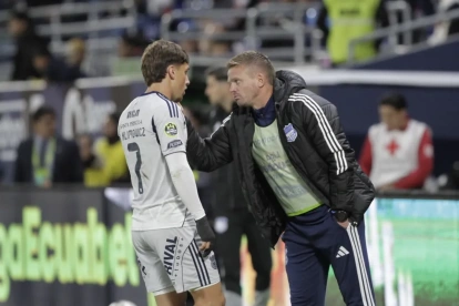 Cristian Nasuti le da indicaciones al delantero de Emelec, Luca Klimowicz.