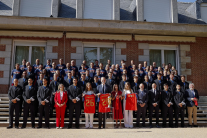 Los reyes Felipe VI y doña Letizia, la princesa de Asturias y la infanta Sofía, recibieron este lunes 20 de julio en el Palacio de la Zarzuela a la selección española.