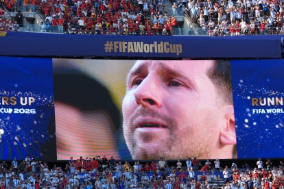 Una pantalla del estadio de Nueva Jersey muestra a Lionel Messi llorando tras perder la final del Mundial 2026 ante España.