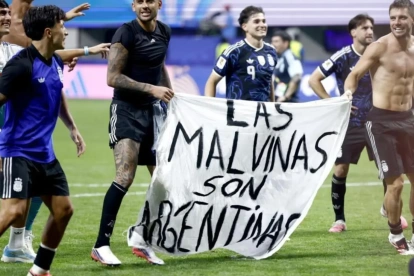 Jugadores argentinos con una pancarta  "Las Islas Malvinas son argentinas"