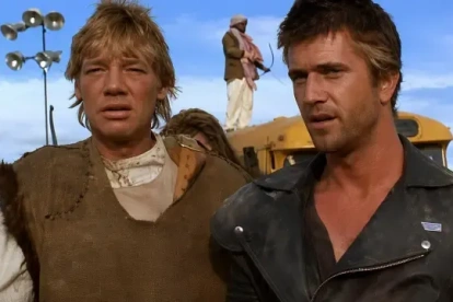 Mike Preston (izquierda), junto a Mel Gibson, durante el rodaje de 'Mad Max 2, el guerrero de la carretera'.