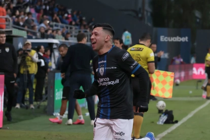 Matías Perelló festeja su gol en la goleada 3-0 ante Independiente del Valle.