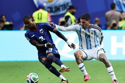 El delantero de Cabo Verde Sidny Lopes Cabral (i) en una de las acciones del partido contra Argentina en octavos de final.